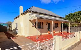 Charles Rasp Motor Inn & Cottages